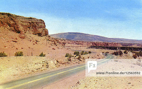 Landschaftlicher Highway US 66  westlich von Albuquerque  New Mexico  USA  1951. Künstler: Unbekannt