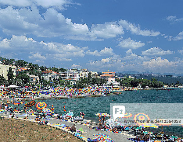 Strandszene  Opatija  Kroatien.