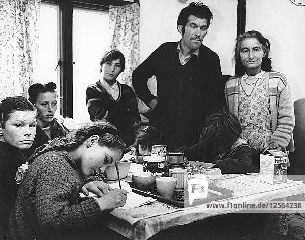 Zigeunerfamilie am Straßenrand  umgesiedelt  1960er Jahre.