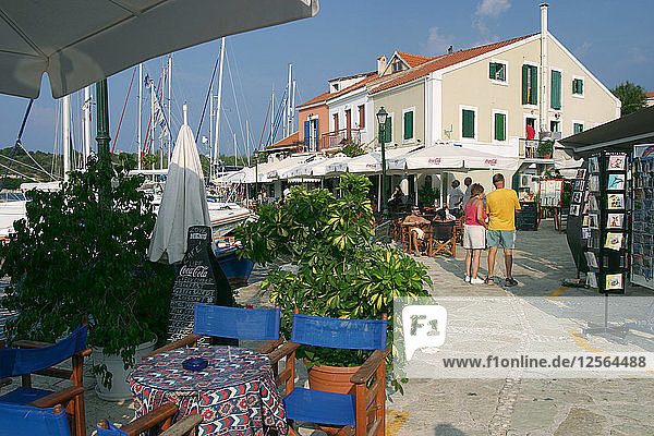 Restaurant direkt am Wasser im Hafen von Fiskardo  Kefalonia  Griechenland.