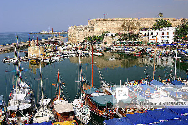 Hafen und Burg  Kyrenia (Girne)  Nordzypern.