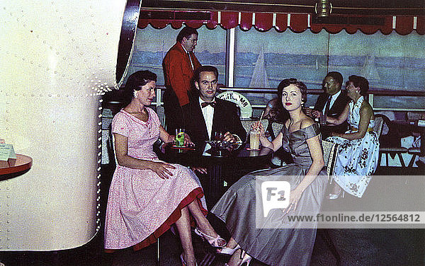 Marine Bar  Whitcomb Sulphur Springs Hotel  St Joseph  Michigan  USA  1955. Künstler: Unbekannt