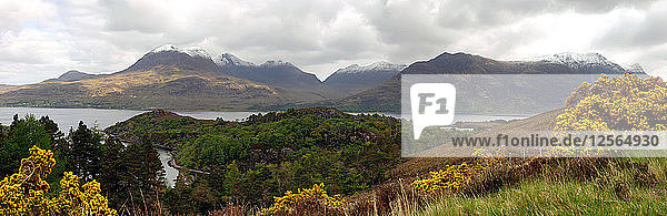 Loch Torridon und die Torridon Hills  Highland  Schottland.