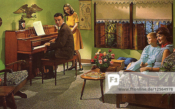 Familie mit einem Wurlitzer-Klavier Modell 2620  USA  1964. Künstler: Unbekannt