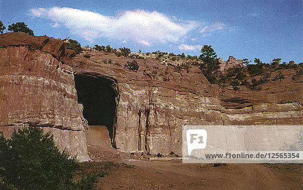 Kit Carson Cave  nördlich der Route 66 bei Gallup  New Mexico  USA  1952. Künstler: Caplin & Thompson