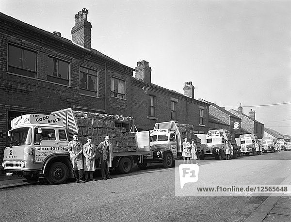 Flotte von Lastwagen  die Erfrischungsgetränke ausliefern  Mexborough  South Yorkshire  1961. Künstler: Michael Walters