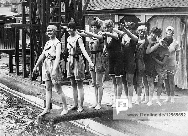 Frauen auf einem Sprungbrett  um 1910-1929. Künstler: Unbekannt