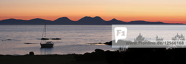 Sonnenuntergang über Jura  gesehen von Kintyre  Argyll und Bute  Schottland.