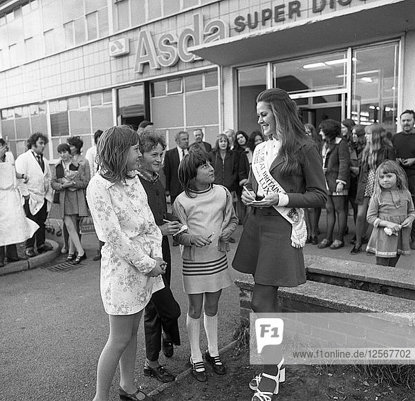 Miss Great Britain bei Asda  Rotherham  South Yorkshire  1972. Künstler: Michael Walters