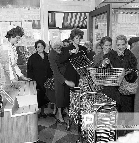 Eröffnung des Supermarkts Broughs  Thurnscoe  South Yorkshire  1963. Künstler: Michael Walters