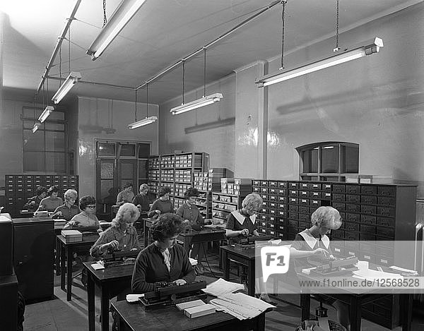 Tabelliermaschinen in der Stempelkammer in einem Büro der Sheffield Factory  1963. Künstler: Michael Walters