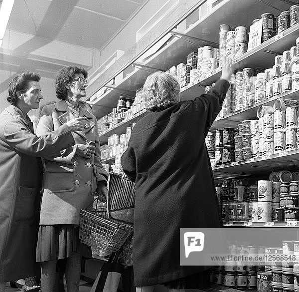 Eröffnung des Supermarkts Broughs  Thurnscoe  South Yorkshire  1963. Künstler: Michael Walters