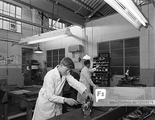 Auszubildender bei der Arbeit  Globe & Simpson Autoelektrikwerkstatt  Nottingham  Nottinghamshire  1961. Künstler: Michael Walters