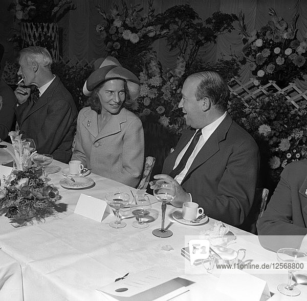 Plaudern nach dem Abendessen bei einer gesellschaftlichen Veranstaltung bei Spillers Foods  Gainsborough  Lincolnshire  1962. Künstler: Michael Walters