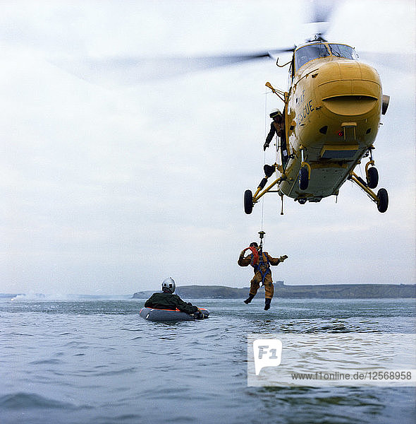Westland Whirlwind Hubschrauber bei einer Rettungsaktion  1973. Künstler: Michael Walters