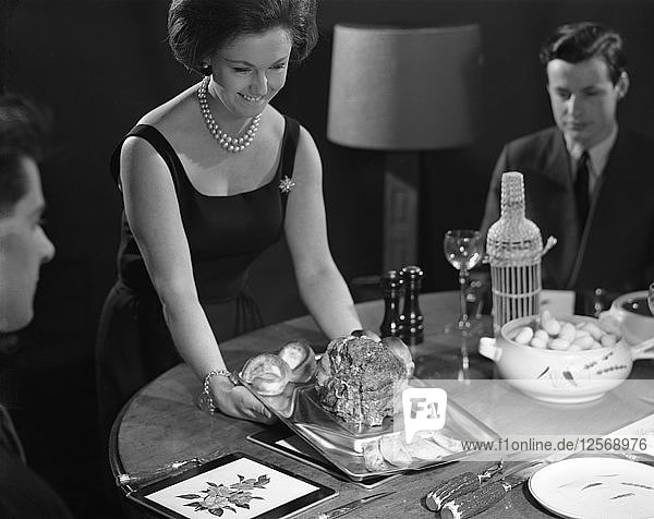 Abendessen serviert  1964. Künstler: Michael Walters