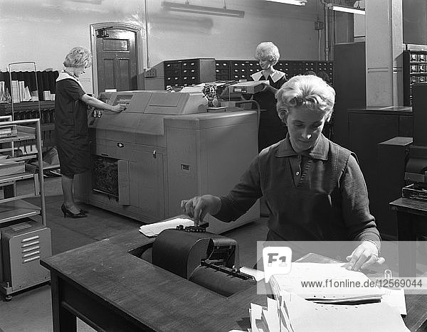 Hollerith-Datenmaschine in einem Büro bei der Edgar Allen Steel Co  Sheffield  South Yorkshire  1963. Künstler: Michael Walters