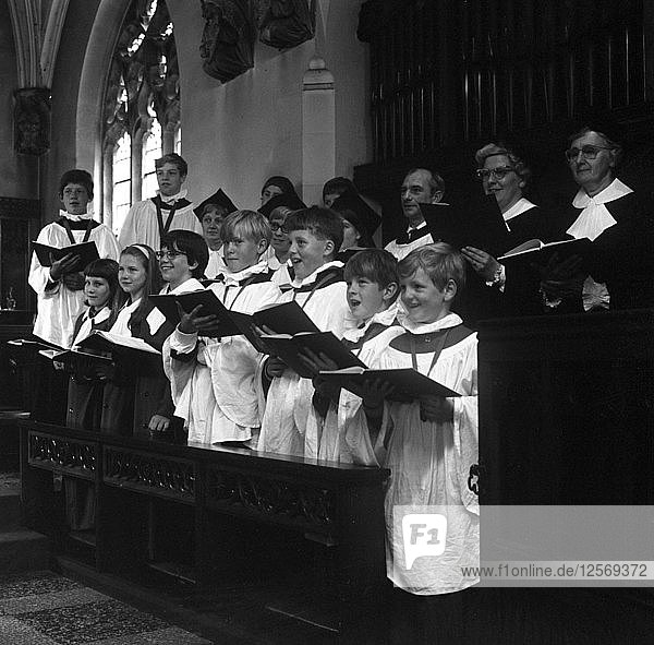 Der Chor der Brampton Parish Church singt während eines Gottesdienstes  Rotherham  1969. Künstler: Michael Walters