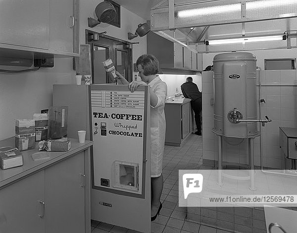 Beladen eines Getränkeautomaten in einer Versuchsküche in Sheffield  South Yorkshire  1966. Künstler: Michael Walters