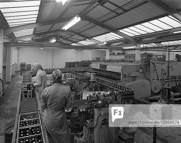 Der abschließende Prozess der Bierabfüllung  Abfüllanlage von Ward & Sons  Swinton  South Yorkshire  1960. Künstler: Michael Walters