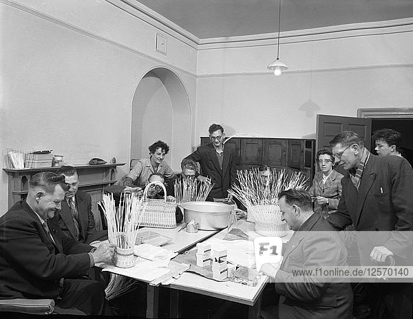 Umschulung in einem Zentrum für Querschnittsgelähmte in Pontefract  West Yorkshire  1960. Künstler: Michael Walters