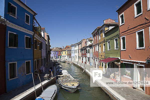 Kanal auf der Insel Burano  Venedig  Italien. Künstler: Samuel Magal