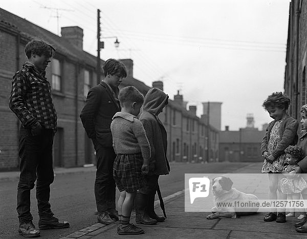 Eine Straßenszene in Middlesborough  Teesside  1964. Künstler: Michael Walters