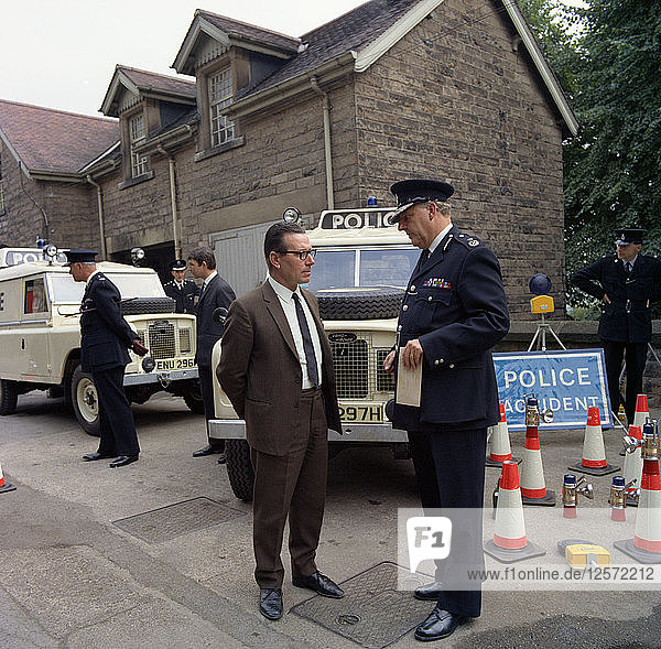 Derbyshire Police Commissioner bei der Übergabe von zwei neuen Land Rovern  Matlock  Derbyshire  1969. Künstler: Michael Walters