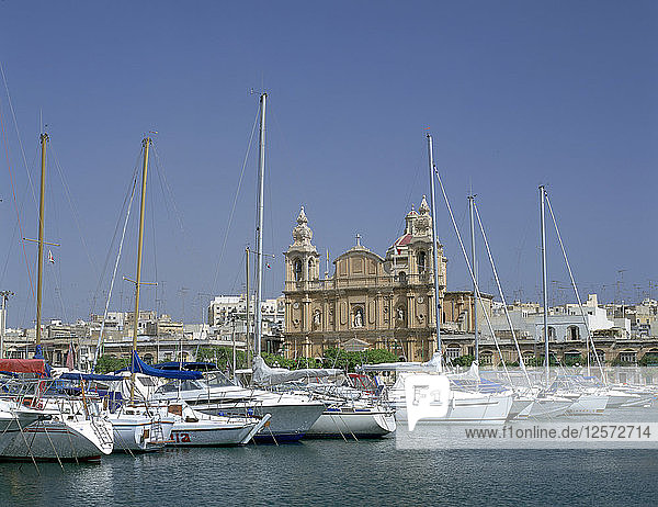 Jachthafen und Kirche  Malta.