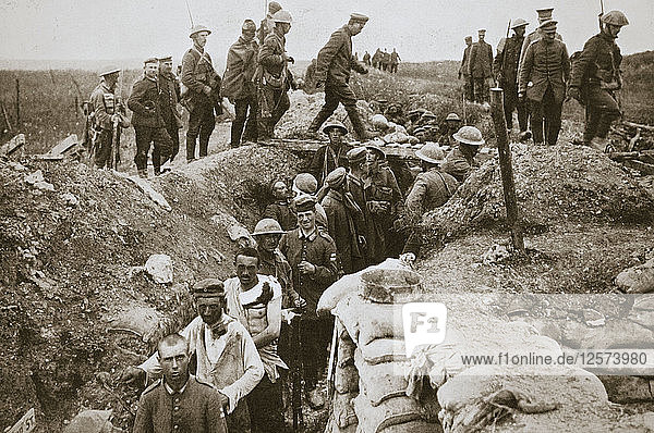Deutsche Gefangene  die aus Contalmaison gebracht werden  Somme-Feldzug  Frankreich  Erster Weltkrieg  1916. Künstler: Unbekannt