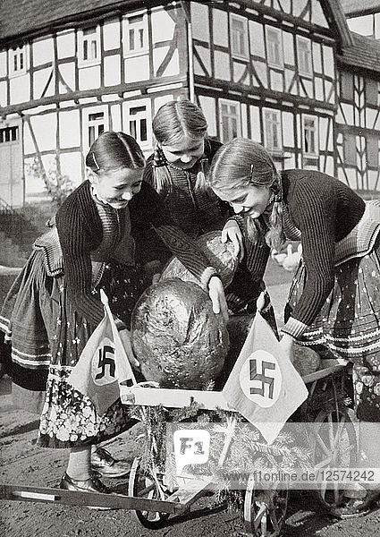 Bauernbrot wird an die Armen in der Stadt geschickt  Deutschland  1936. Künstler: Unbekannt