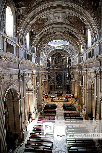 Das Kirchenschiff und der Chor der Basilika im Nationalpalast von Mafra  Mafra  Portugal  2009. Künstler: Samuel Magal