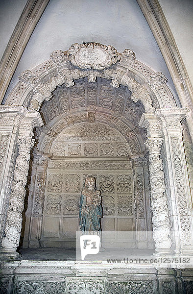 Statue der Jungfrau mit Kind  Kloster von Alcobaca  Alcobaca  Portugal  2009. Künstler: Samuel Magal