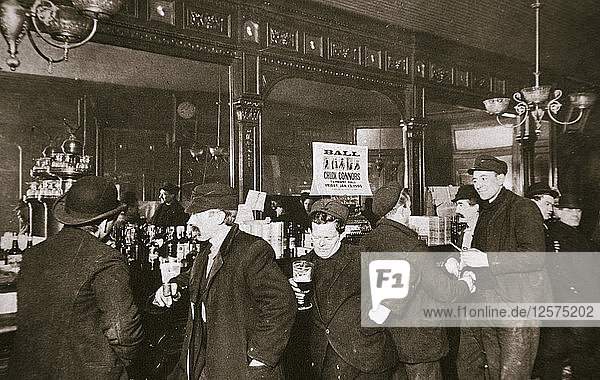Kunden trinken in einer Bar in der Bowery  New York City  USA  1900er Jahre. Künstler: Unbekannt