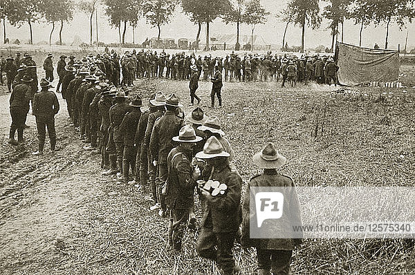Neuseeländische Truppen in der Warteschlange vor einer Feldkantine  Somme-Feldzug  Frankreich  Erster Weltkrieg  1916. Künstler: Unbekannt