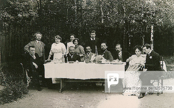 Besucher mit dem russischen Schriftsteller Alexander Kuprin und seiner Familie  Gatschina  Russland  Anfang des 20. Jahrhunderts. Künstler: Unbekannt