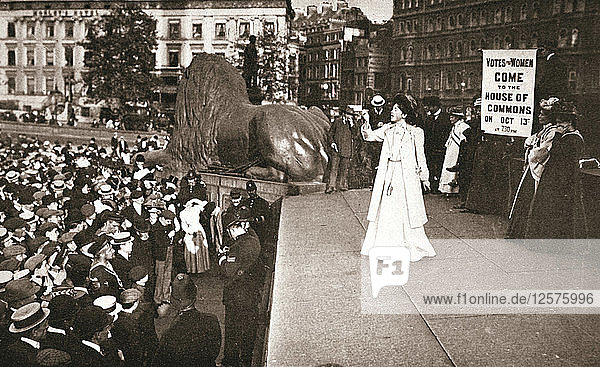 Christabel Pankhurst  britische Suffragette  spricht zu einer Menschenmenge am Trafalgar Square  London  1908. Künstler: Unbekannt