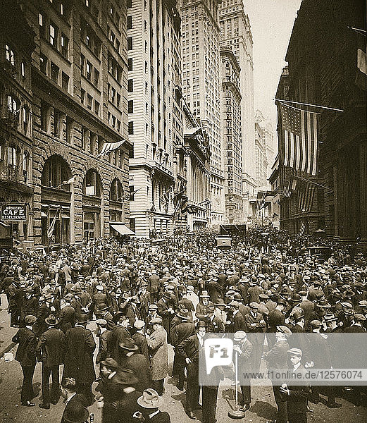 Crowds on Wall Street  New York  USA  1918. Artist: Unknown