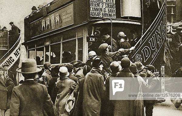 Londoner  die auf dem Ludgate Hill auf einen Bus warten  um 1920(?). Künstler: Unbekannt