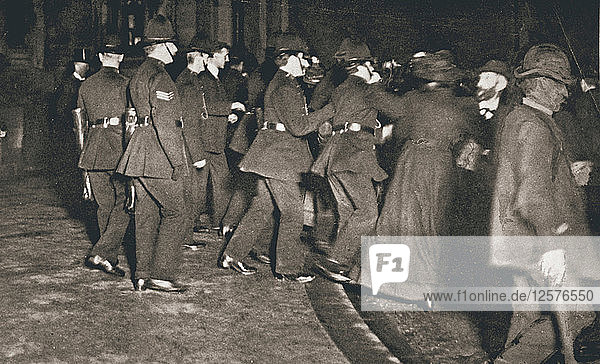 Die Womens Freedom League versucht  das House of Commons zu betreten  London  1908. Künstler: Unbekannt