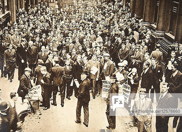 Menschenmenge vor der Londoner Börse nach dem Zusammenbruch der Hatry-Gruppe  1929. Künstler: Unbekannt