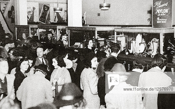 Der erste experimentelle Verkauf von Nylonstrümpfen  Wilmington  Delaware  USA  25. Oktober 1939. Künstler: Unbekannt