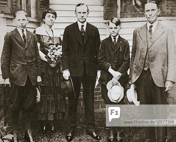 Calvin Coolidge  amerikanischer Politiker  mit seinem Vater  seiner Frau und seinen Söhnen  1920. Künstler: Unbekannt