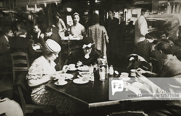 Büroangestellte beim Mittagessen in einem Restaurant  New York  USA  Anfang der 1930er Jahre. Künstler: Unbekannt