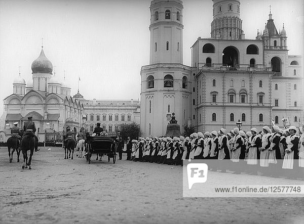 Zar Nikolaus II. begutachtet die Parade der Moskauer Schüler im Kreml  Russland  1912. Künstler: K. von Hahn