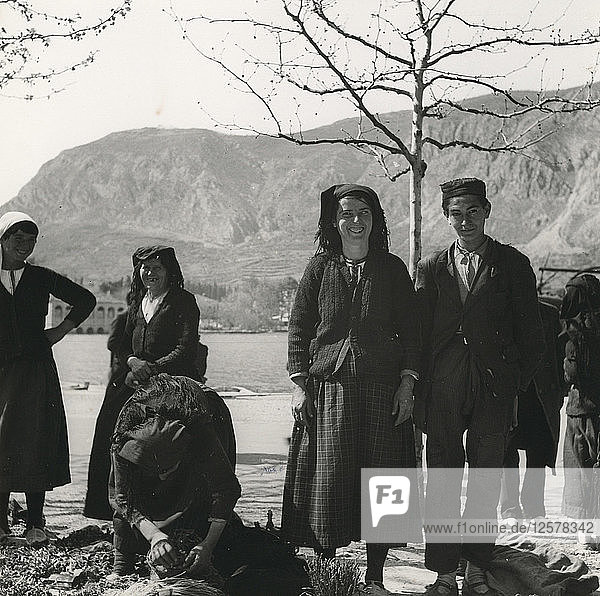 Montenegriner auf dem Markt  På Marknad i Kotor  Montenegro  Jugoslawien  1939. Künstler: Unbekannt