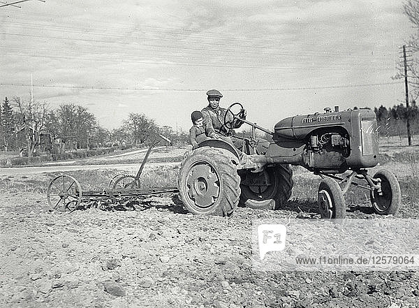Eggen mit einem Allis-Chalmers-Traktor  Schweden  1950. Künstler: Torkel Lindeberg
