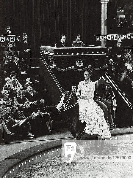 König Carl XVI. Gustaf und Königin Silvia von Schweden besuchen den Zirkus  1977. Künstler: Unbekannt