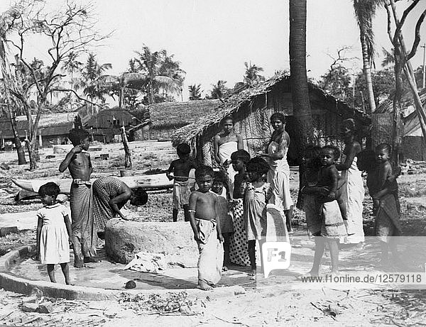 Dorfszene  Trincomalee  Ceylon  1945. Künstler: Unbekannt