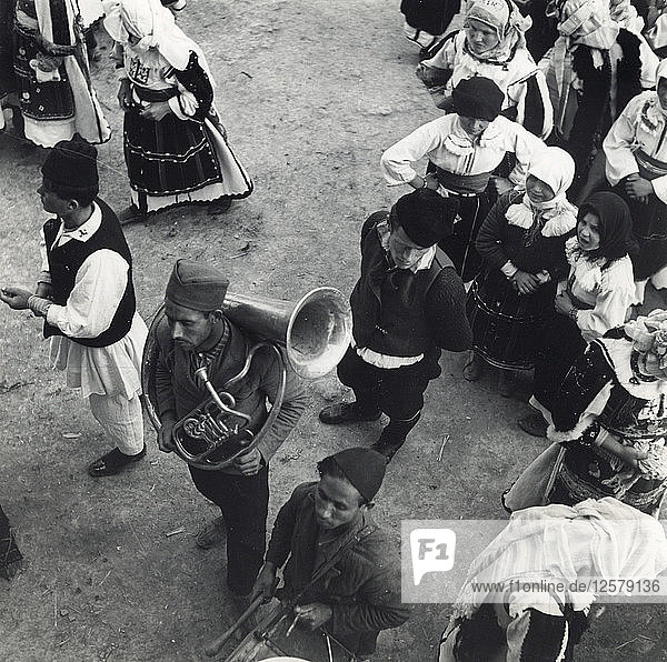 Warten auf den Beginn eines Kolo-Tanzes  Sarajevo  Bosnien-Herzegowina  Jugoslawien  1939. Künstler: Unbekannt